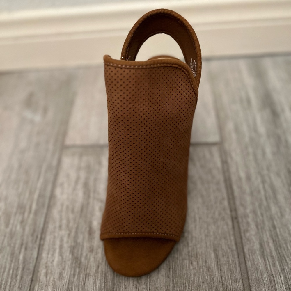 Steve Madden Brown suede chunky block heel with side zipper - Picture 2 of 5